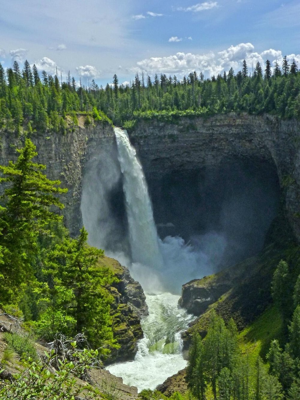 11. Хелмкен — водопад на реке Мертл в провинциальном парке Уэллс-Грей на юго-востоке канадской провинции Британская Колумбия