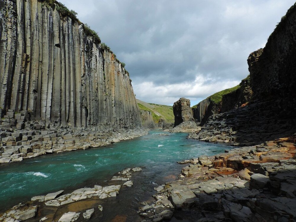 11. Исландский каньон Студлагил с базальтовыми колоннами, расположенный в долине Йокулдалур на востоке страны
