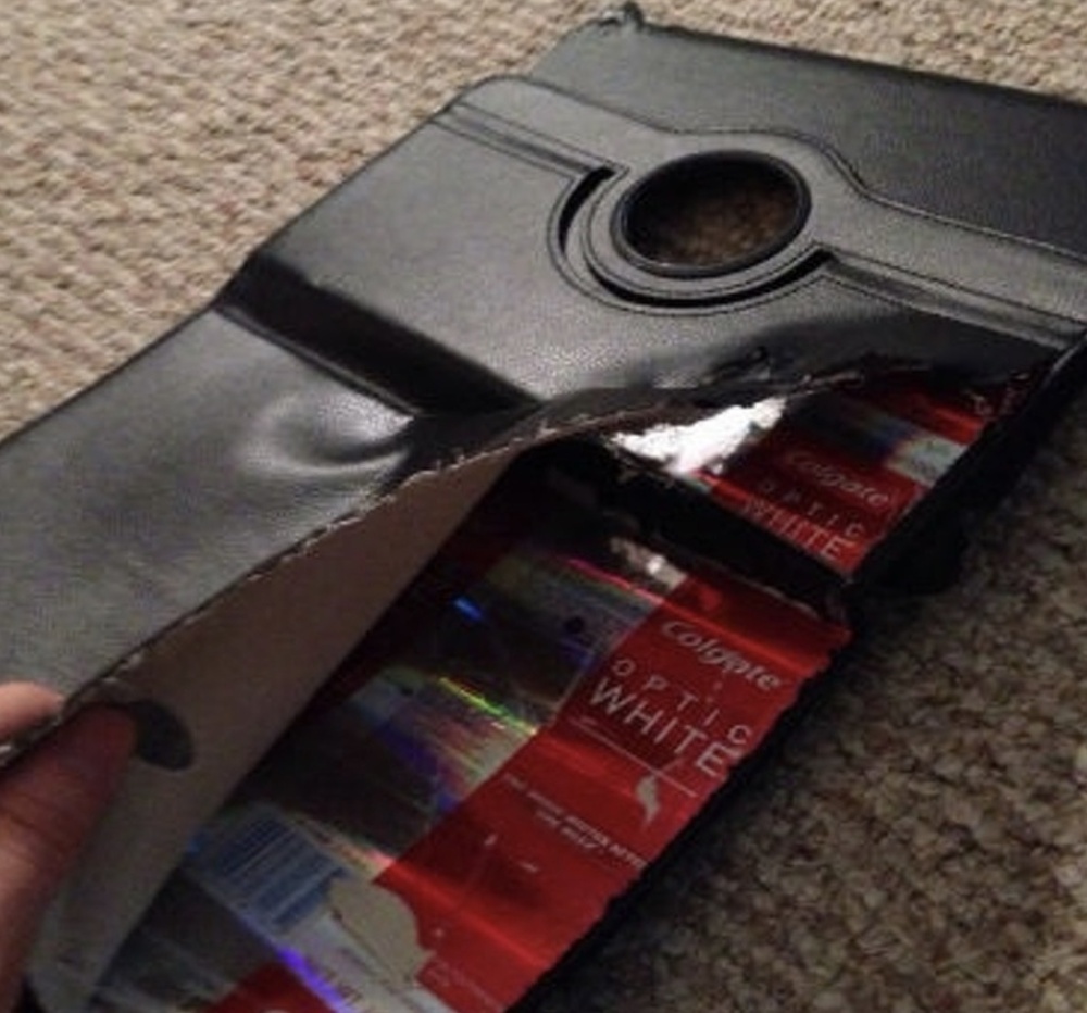 13. Производитель этого чехла для камеры был умен. Они сделали его внутреннюю часть из старых коробок с зубной пастой.