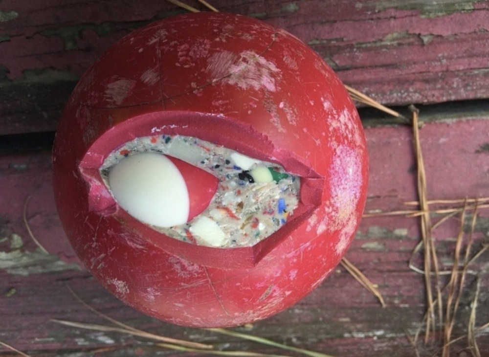 11. Шарики для бассейна, найденные внутри боччевого мяча.