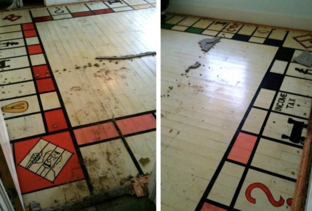 5. Гигантская игра «Монополия» под старым ковром.