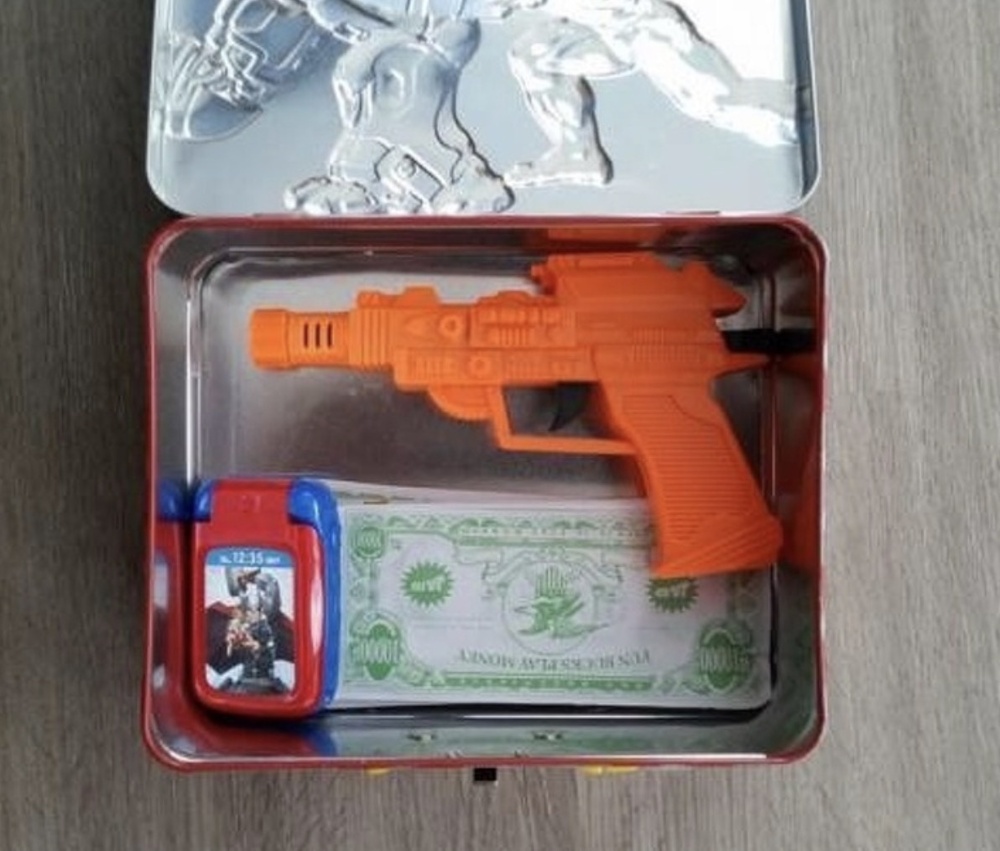 8. Представьте себе выражение лица этой мамы, когда она увидела школьную канцелярскую коробку своего ребенка.