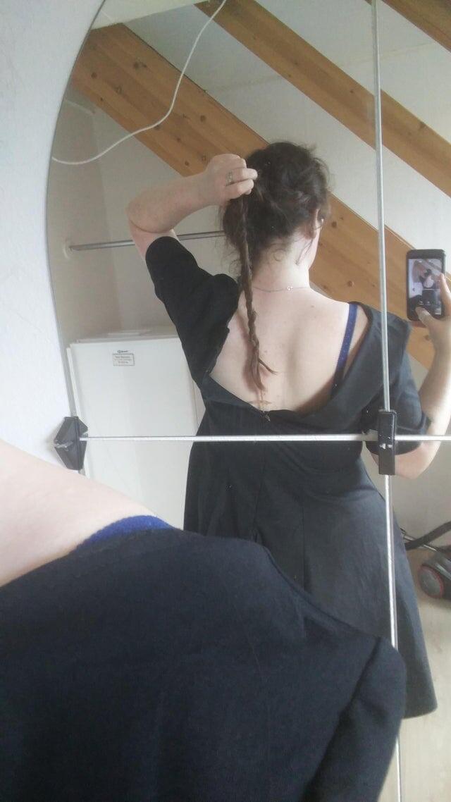 Моя резинка для волос запуталась в молнии платья, и теперь я не могу его ни расстегнуть, ни застегнуть Моя резинка для волос запуталась в молнии платья, и теперь я не могу его ни расстегнуть, ни застегнуть