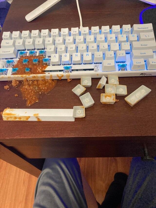 Сестра разлила чили на клавиатуру, которую я купил за 90 долларов на прошлой неделе Сестра разлила чили на клавиатуру, которую я купил за 90 долларов на прошлой неделе