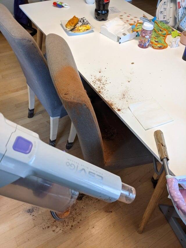 Я рассыпала какао на пол и пропылесосила, а потом снова рассыпала его на стол и стул, но уже из мусорного ведра Я рассыпала какао на пол и пропылесосила, а потом снова рассыпала его на стол и стул, но уже из мусорного ведра