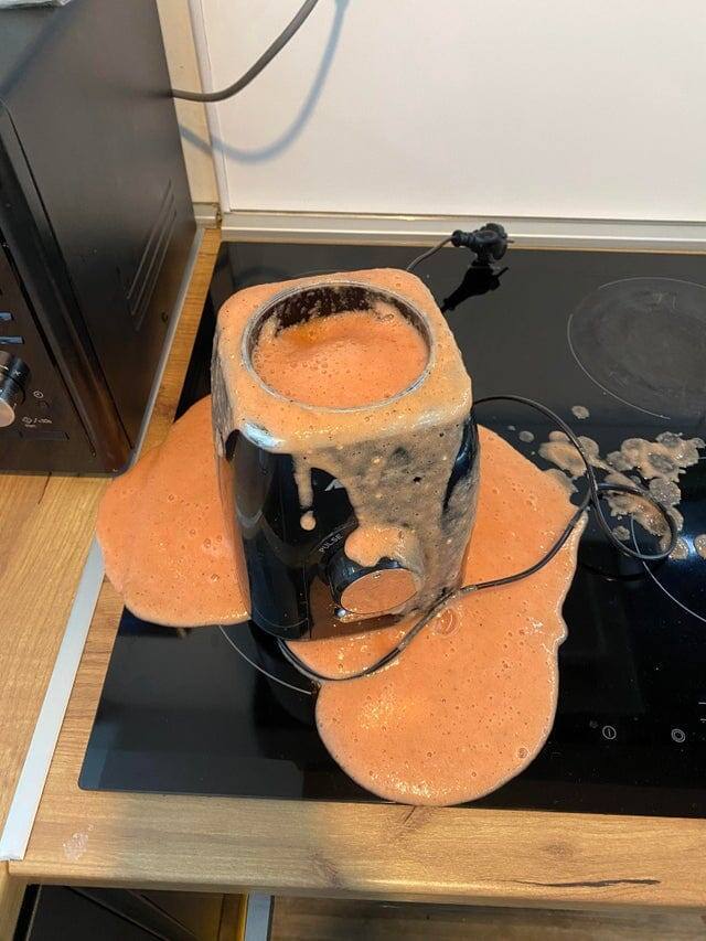 Мой блендер решил открыться снизу Мой блендер решил открыться снизу