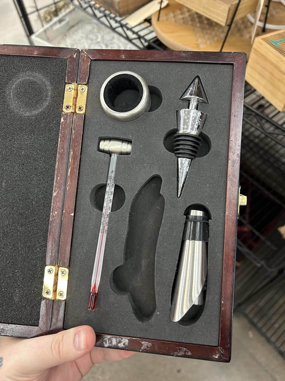 5. Деревянный ящик на петлях с термометром, металлическим кольцом и набором инструментов, найдет в комиссионке