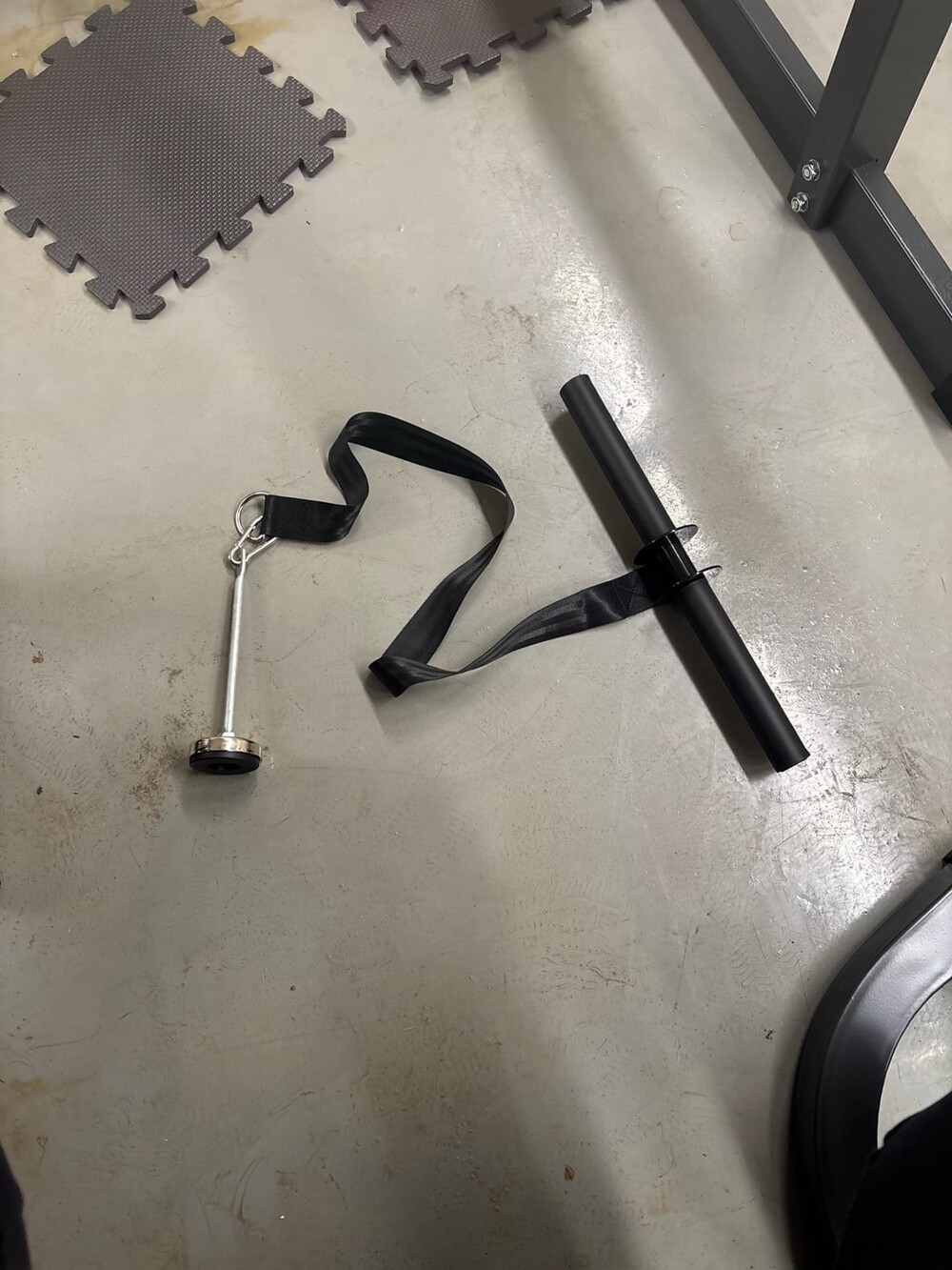 4. Черная ручка с металлическим стержнем, шла в комплекте с подержанным спортивным инвентарём