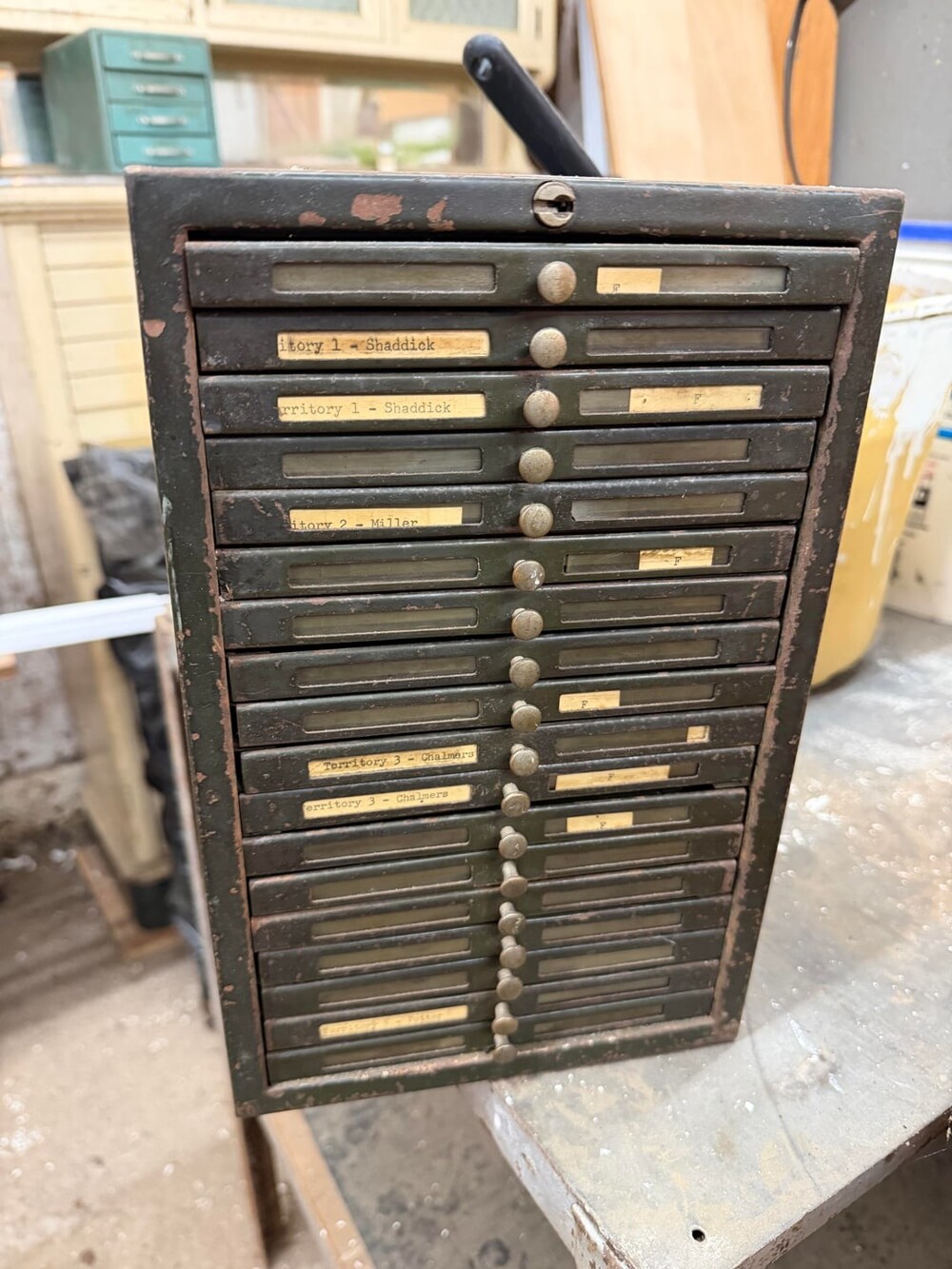 3. Корпус с большим количеством тяжёлых выдвижных ящичков, принадлежал дедушке-стоматологу