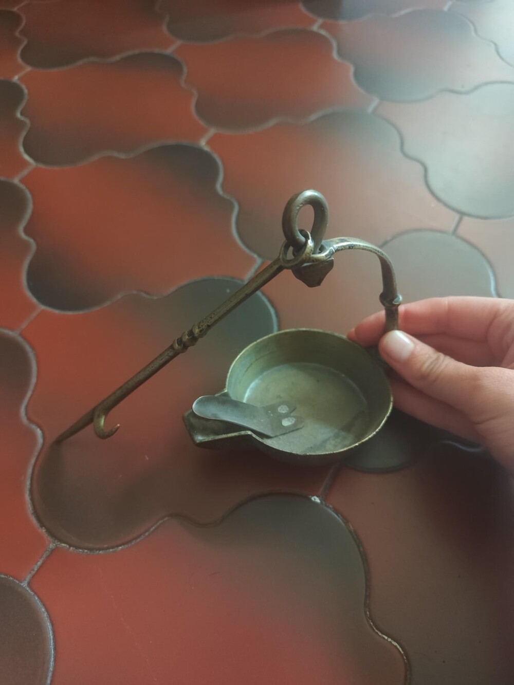 6. Довольно тяжёлая чашка на крючке