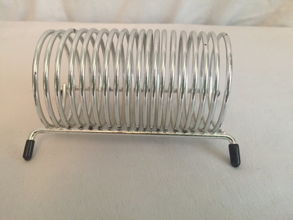 10. Металлическая спиральная конструкция на подставке