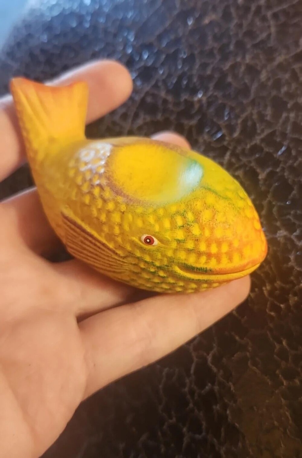 8. Небольшой жёлтый керамический кит, полый внутри, с шероховатой поверхностью