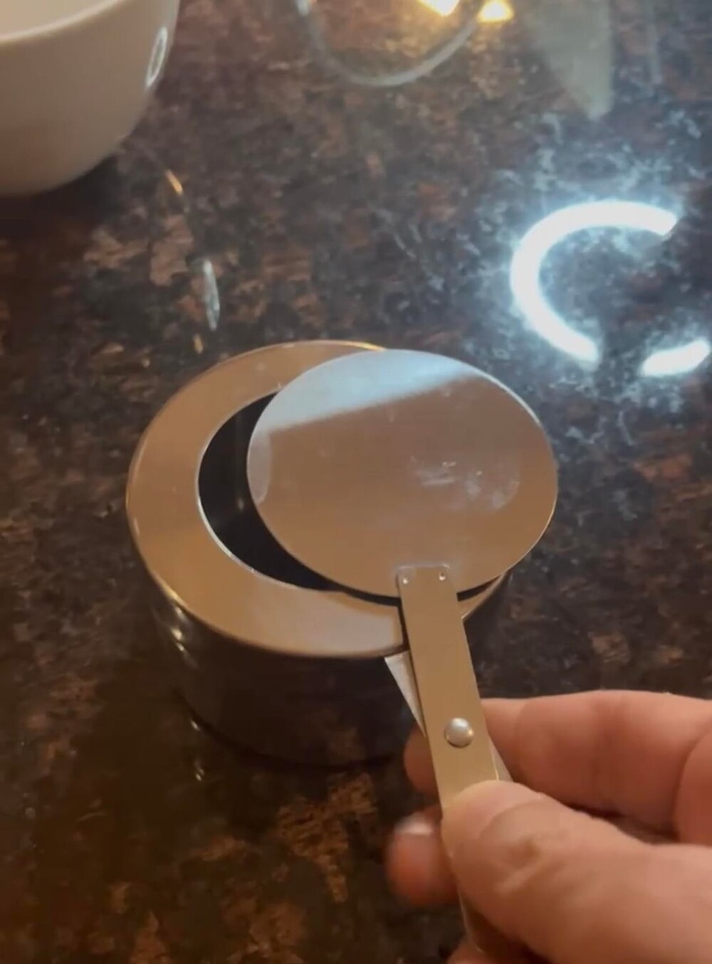 1. Небольшой металлический полый прибор с ручкой, верхняя часть на шарнире, похожем на ножницы