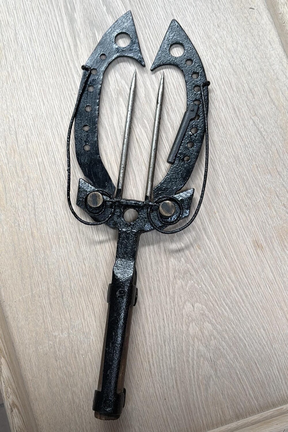 7. Металлический инструмент с двумя подвижными лезвиями из комиссионного магазина