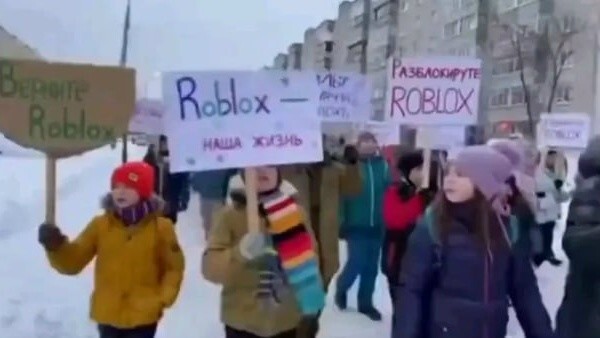 Дети массово направляют обращения на прямую линию с Путиным по поводу игры Roblox, — Кремль. «Действительно очень много детских обращений по этой теме. Они есть. Дети об этом пишут», сказал Песков