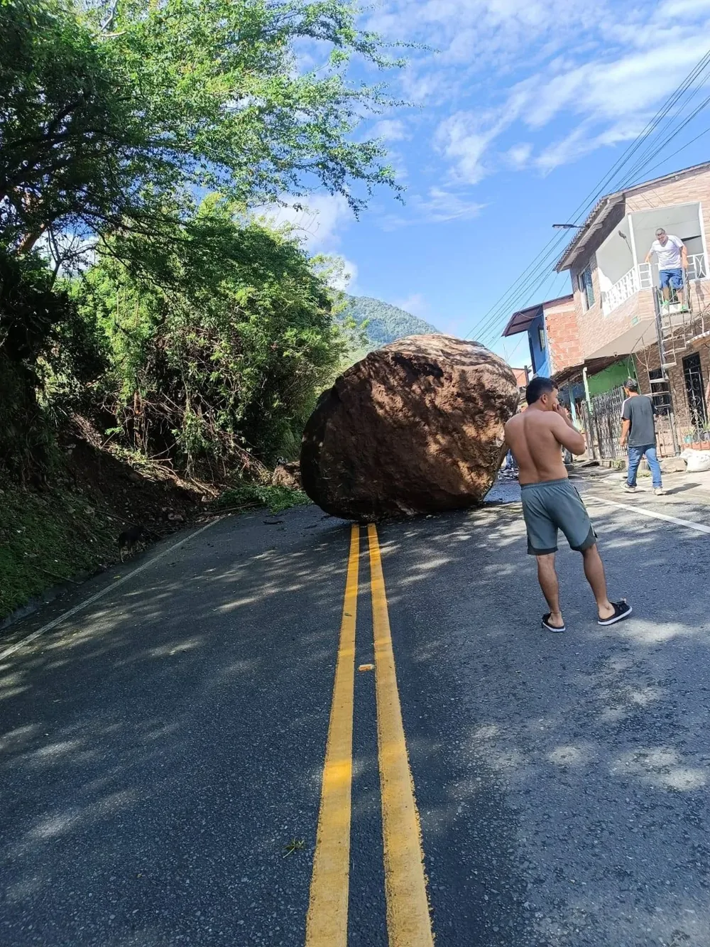 Мгновение до катастрофы: мотоциклисты чудом спаслись от падающих камней
