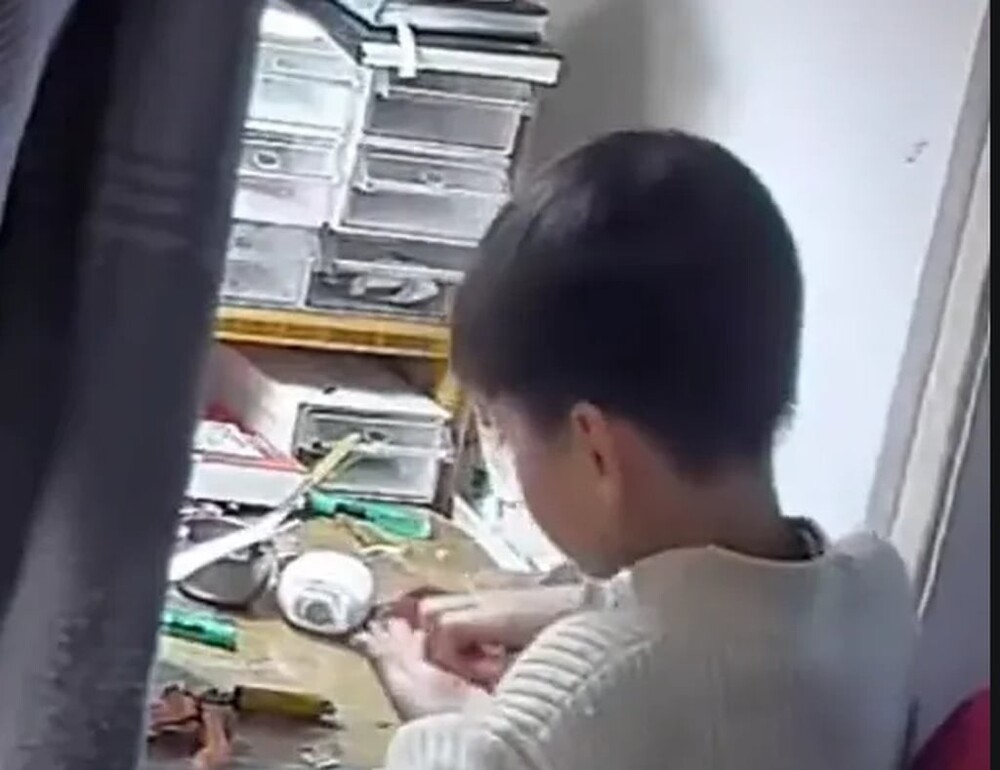 Мальчик разрезал мамино золотое ожерелье, чтобы раздать друзьям