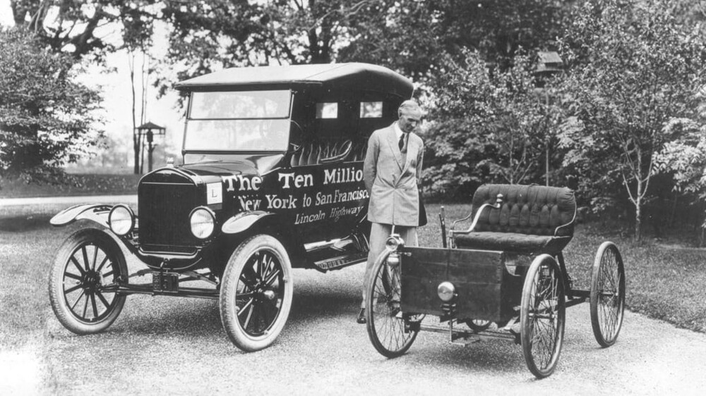 10. Генри Форд с первым автомобилем Ford 1896 года и десятимиллионным автомобилем Ford T 1924 года