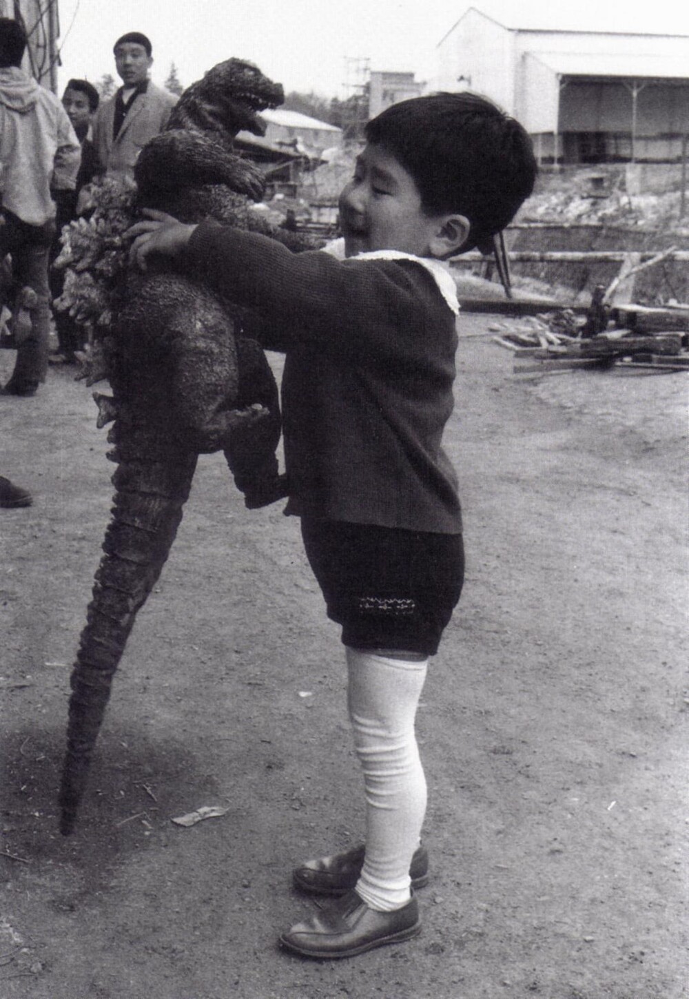 3. Модель Годзиллы, использованная в нескольких сценах фильма «Кинг-Конг против Годзиллы», в конечном итоге была подарена ребёнку (1962)