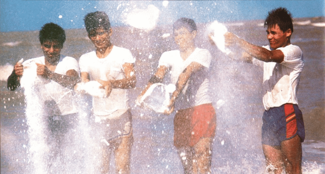 9. Колумбийская полиция уничтожает кокаин после крупной операции, сбрасывая его в море (фото из журнала Time, 25 февраля 1985 г.)