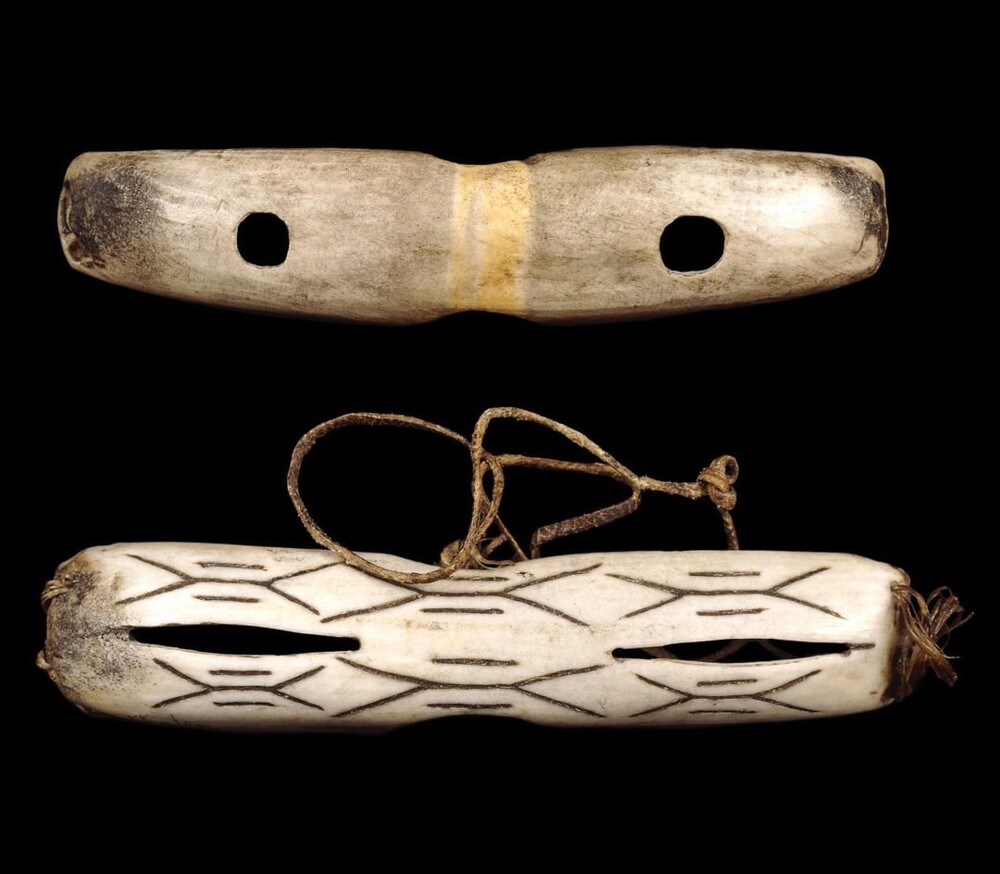 13. Снежные очки (щитки) народа инуитов (ок. 1800–1850 гг.)