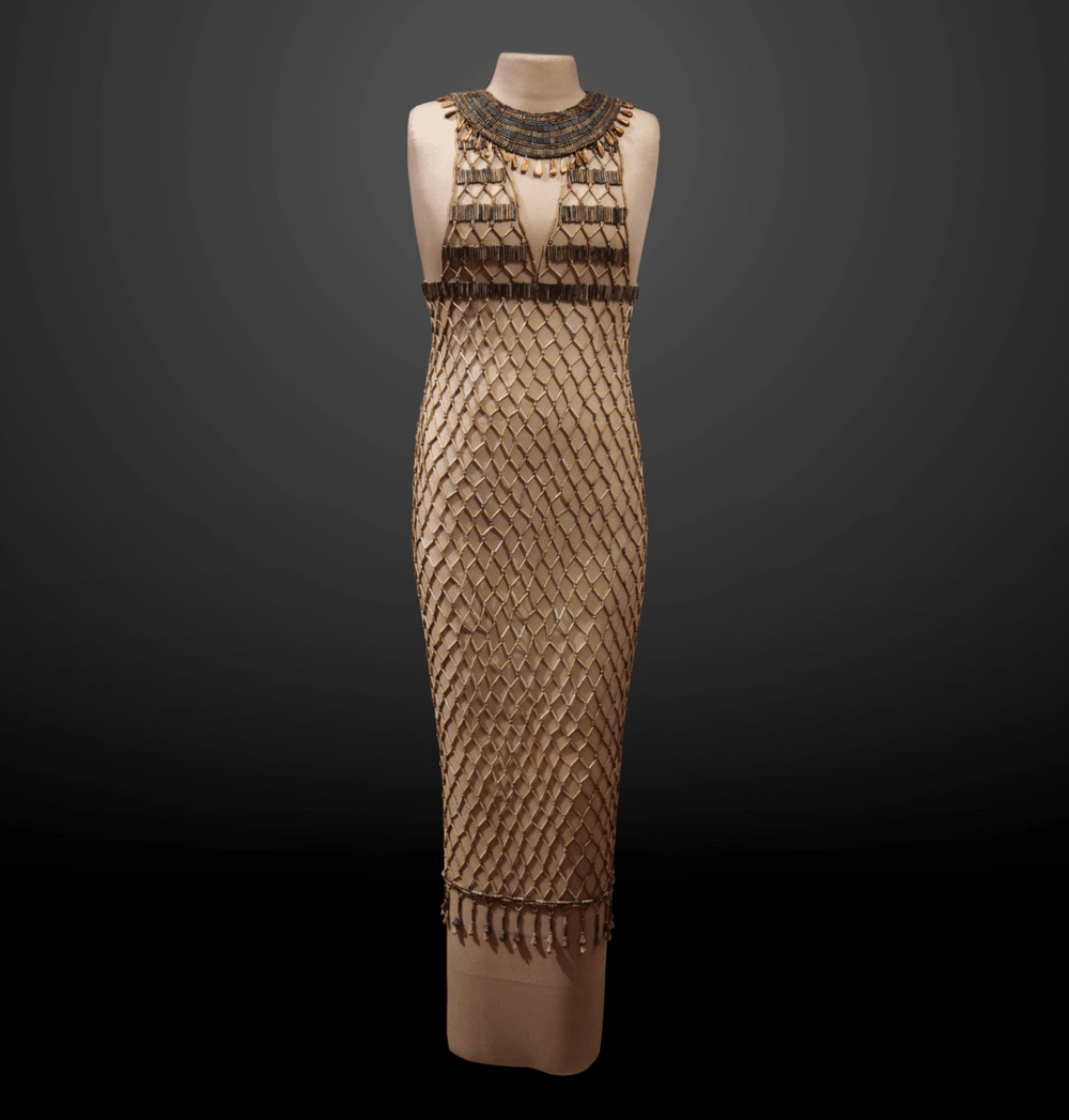 8. Платье из египетского фаянса, набранное из бусин, ритуальный или погребальный наряд. Древнее Царство, IV династия, период правления фараона Хуфу (Хеопса), ок. 2551–2528 гг. до н.э.