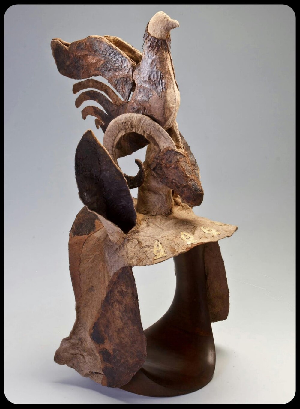 6. 2300-летний парадный убор для лошади, Сибирь, ок. 350–300 гг. до н.э. Эта сложная конструкция предназначалась для коня и украшена фигуркой петуха, восседающей на голове барана