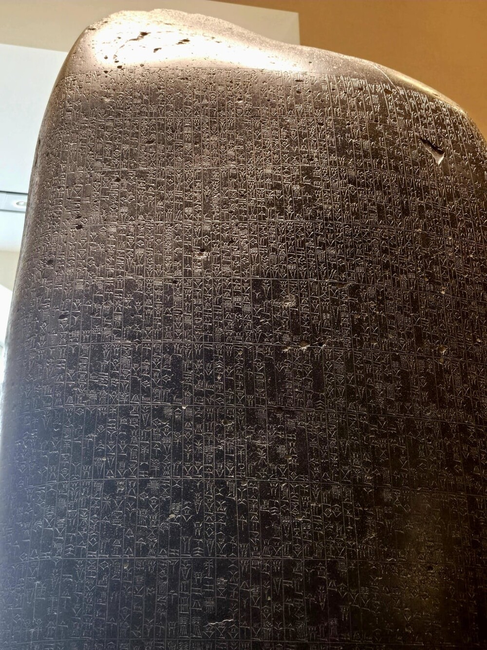 2. Один из старейших юридических текстов на Земле, высеченный на камне. Детали Кодекса Хаммурапи, Лувр