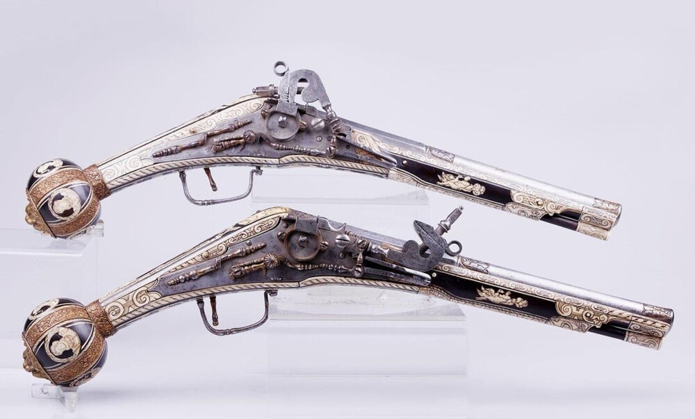 4. Пара колесцовых пистолетов. Аугсбург, Священная Римская империя, 1580 г. Материалы: сталь, дерево, латунь, кость