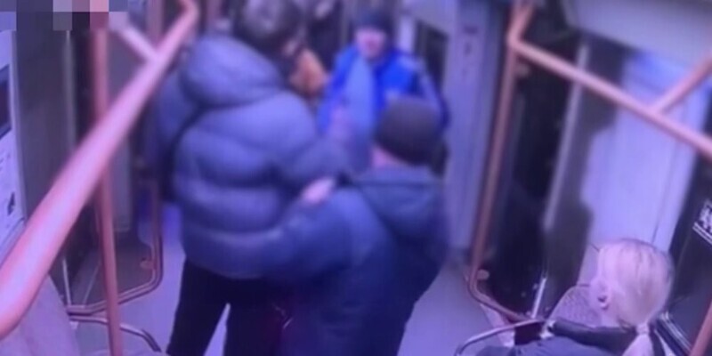 Не буди лихо: пьяный мужчина напал на пассажиров после того, как его разбудили