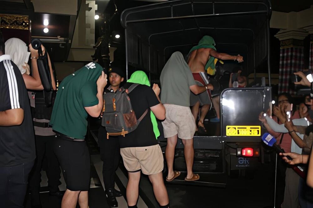 Порнозвезде, ранее переспавшей с 1057 партнерами за сутки, грозит до 15 лет тюрьмы за секс-марафон в Индонезии