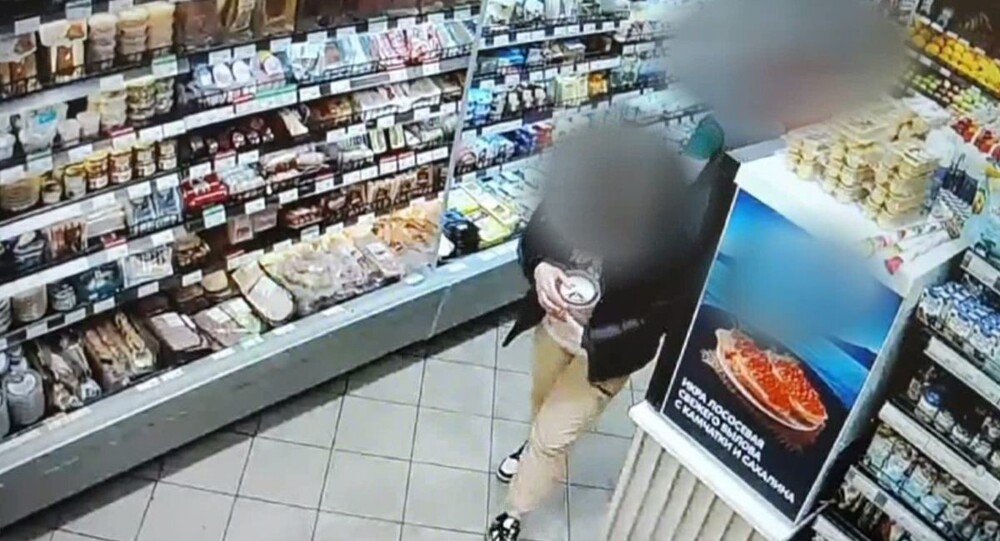 Женщина вынесла из магазина 22 банки икры