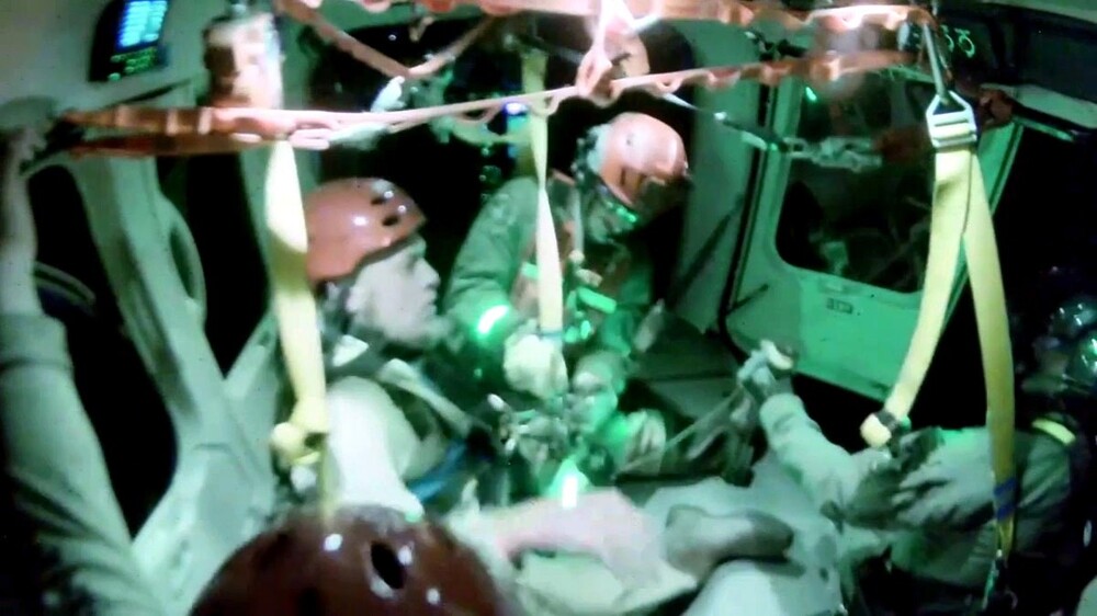 Отец с сыном застряли на болотах, кишащих аллигаторами