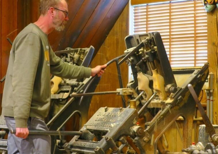 На фабрике   в Нидерландах точат деревянные башмаки с помощью зеркального фрезера