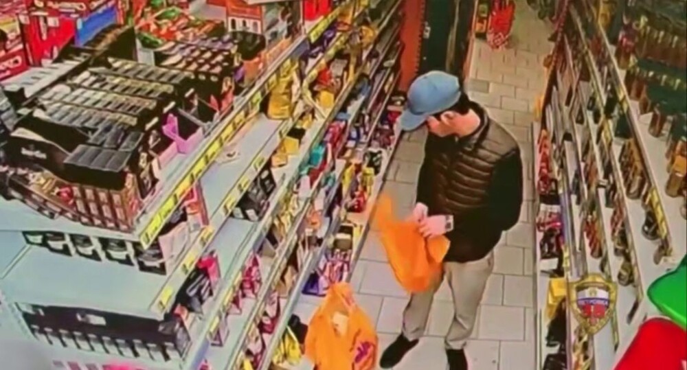 Парень украл из магазина 29 пачек кофе