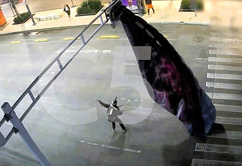 В Мехико парашютиста сняли с городского светофора