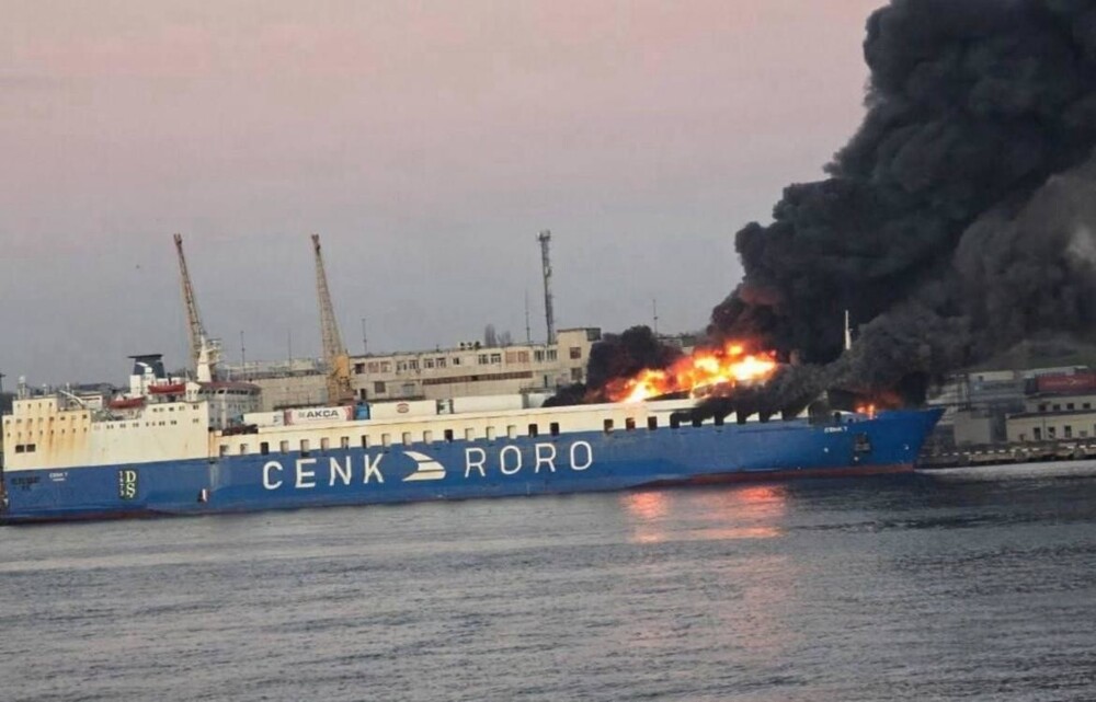 Грузовое судно Cenk T горит в порту Одессы (в Черноморске)