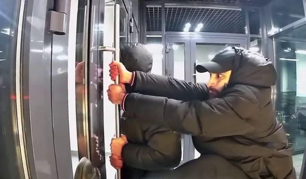 В Тюмени неизвестные выломали входную дверь подъезда в новом ЖК