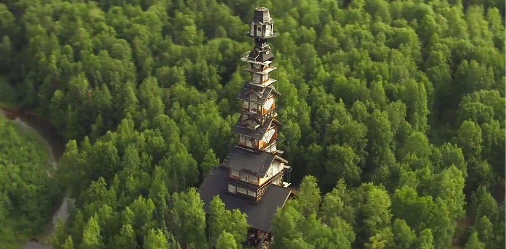 Мужчина построил себе дом высотой с 18-этажку. Зачем?