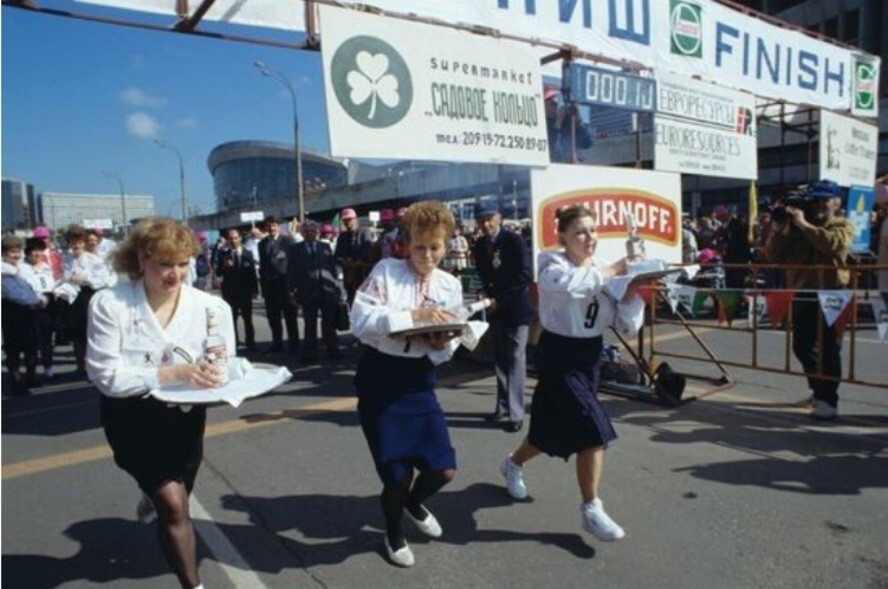 Забег официанток на Московском международном марафоне мира, 1993 год