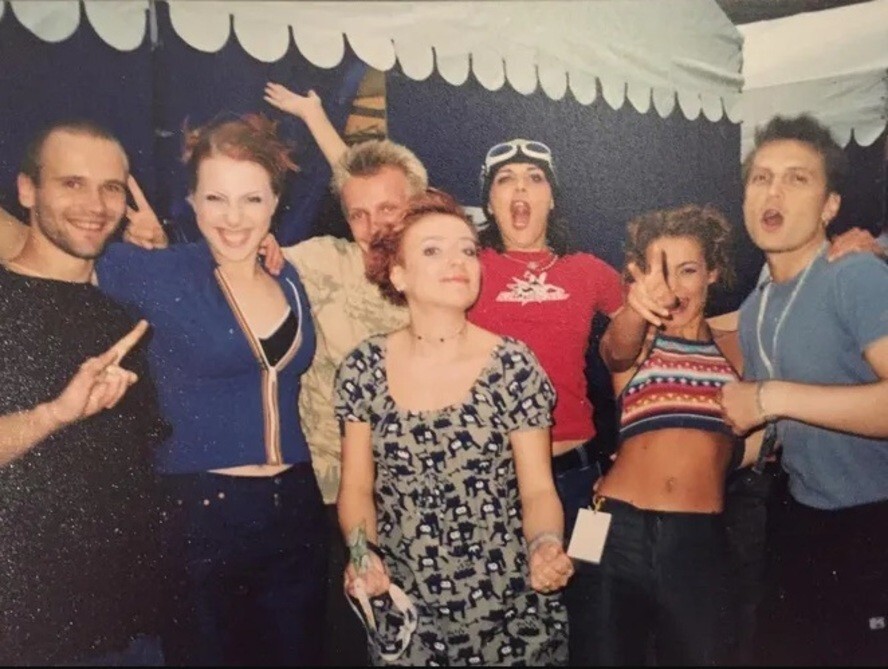 Миша Рольник, Яна Чурикова, Антон Комолов, Тутта Ларсен, Ольга Шелест, Таня Геворкян и Александр Анатольевич на концерте «Red Hot Chilli Peppers» 