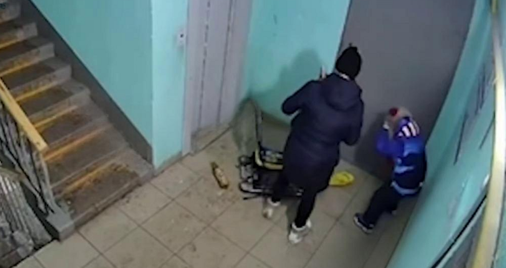 Женщина срывается на своём маленьком сыне