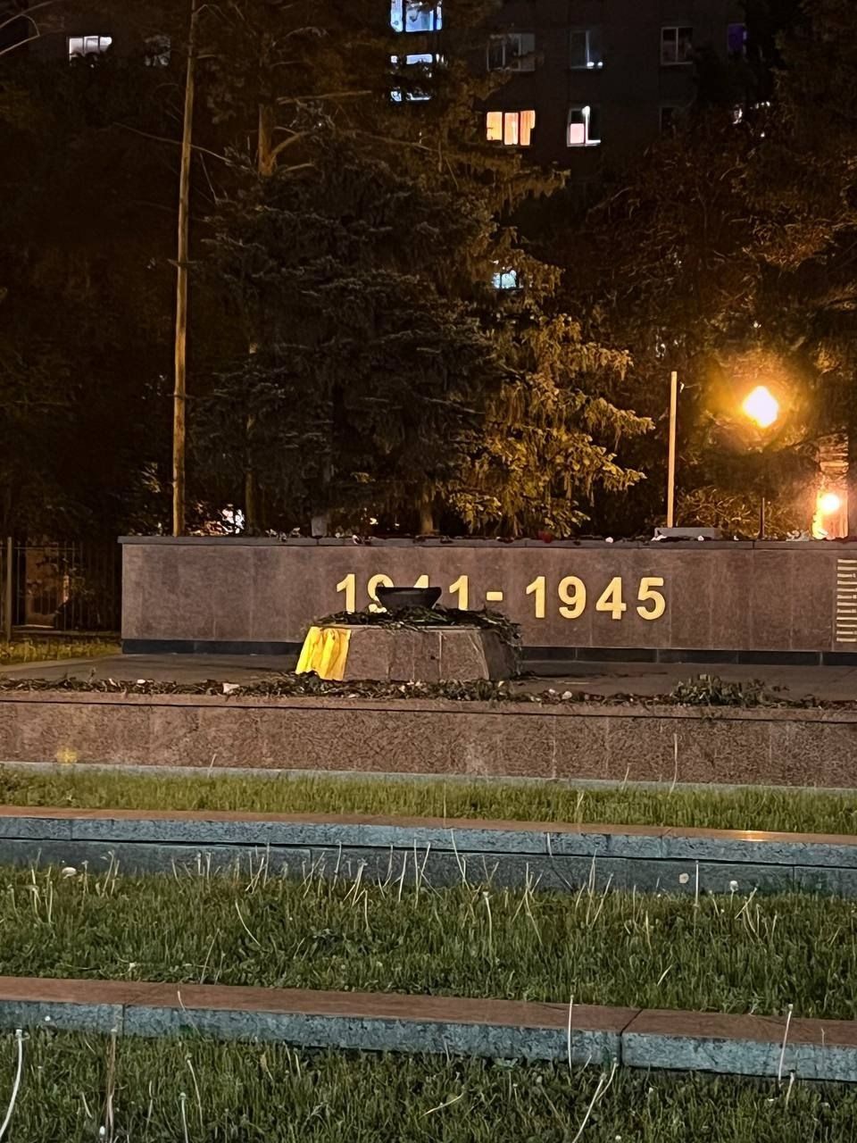 ️В Воронеже мигранта, который сжёг цветы и венки у памятника Славы, приговорили к сроку в колонии