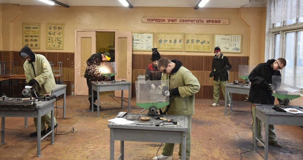 Большинство российских девятиклассников старшей школе предпочли обучение в колледжах и техникумах