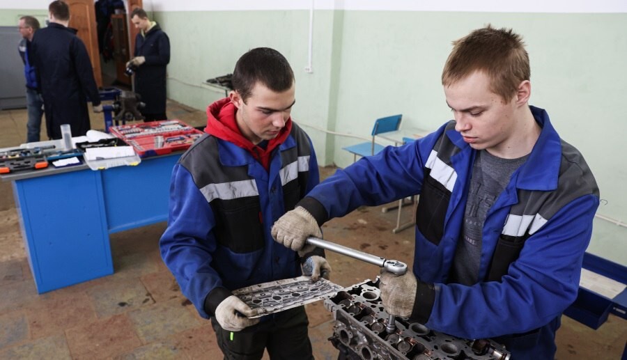 Большинство российских девятиклассников старшей школе предпочли обучение в колледжах и техникумах