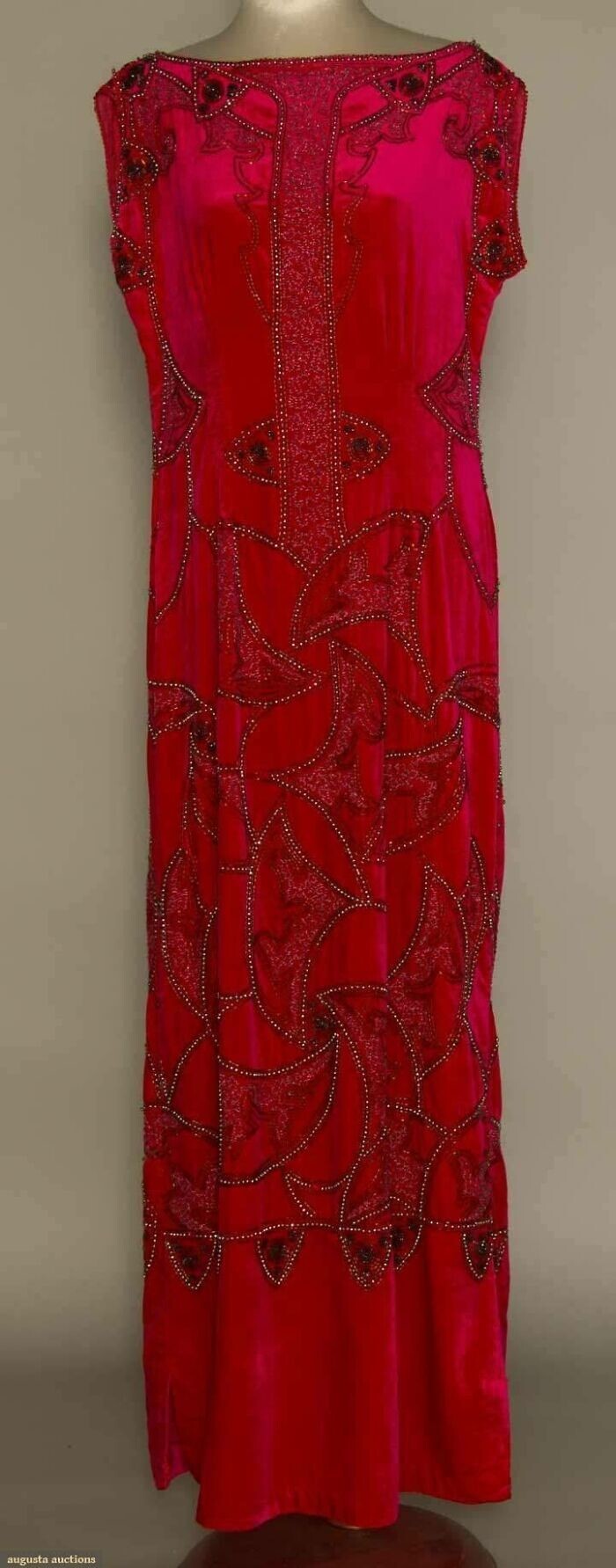 21. Расшитое бисером бархатное платье, Франция, 1920 год