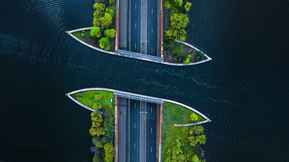Красивый водный мост в Нидерландах