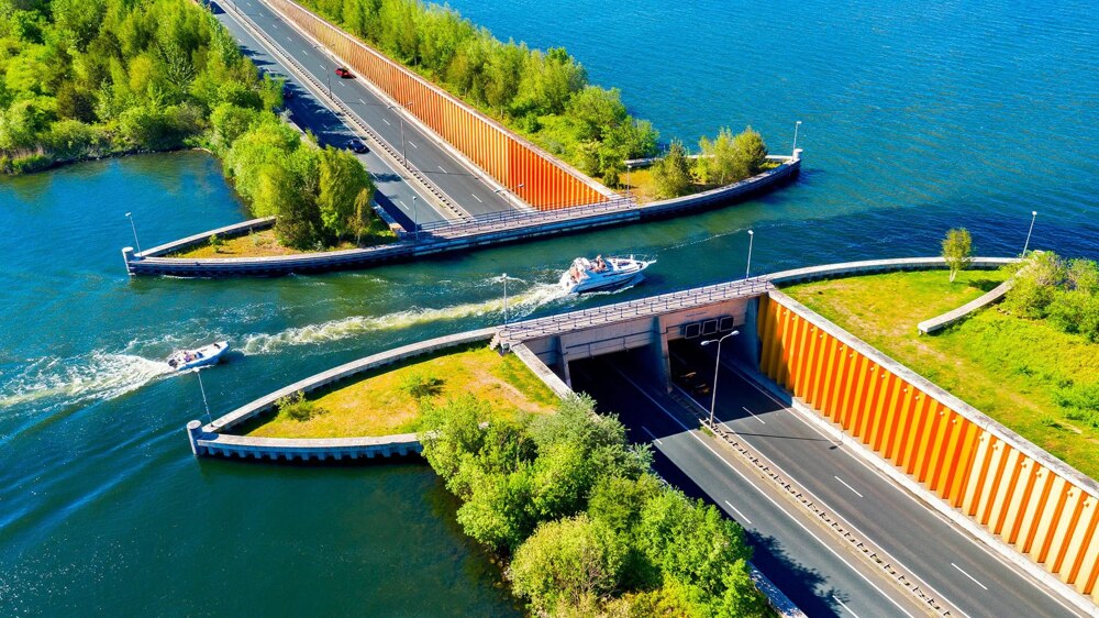 Красивый водный мост в Нидерландах