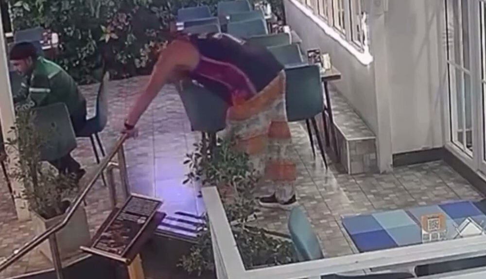 Неадекватный турист разбил стеклянную дверь и умер