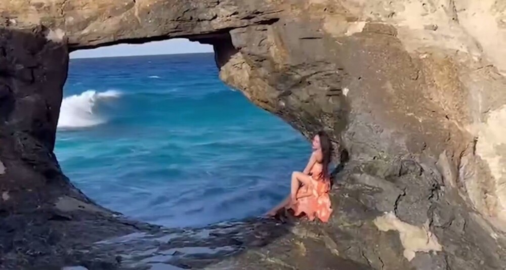 Волна снесла китайскую туристку
